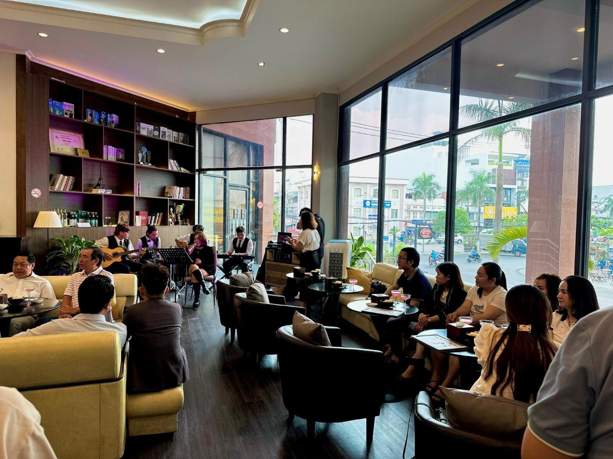 Dong Xuyen Hotel Long Xuyên Екстериор снимка